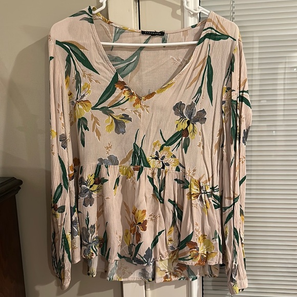 Floral plepum top. - Picture 1 of 3